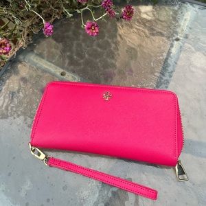 Tory Burch Berry Emerson Passport Intercontinental Wallet